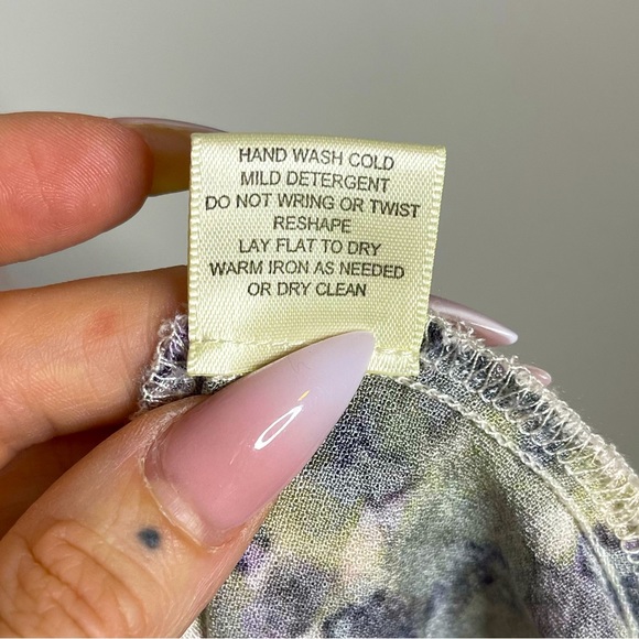 Beautiful wrap around flowing skirt by Love Stitch! Size Medium floral print - Picture 4 of 4